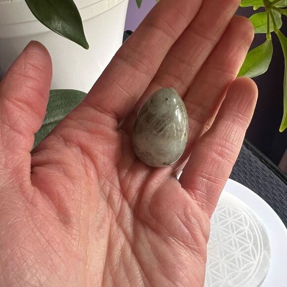 Labradorite‎ Crystal Egg Meditation Stone - Picture 2 of 8
